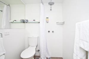 曼利天堂公寓汽车旅馆的一间浴室