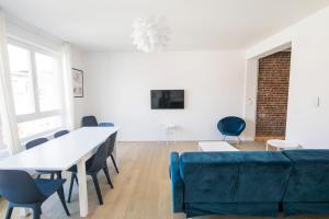 布鲁塞尔Smart Appart - Clmenceau的客厅配有桌子和蓝色沙发