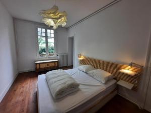 安格雷Maison Anglet, 7 pièces, 11 personnes - FR-1-239-860的一间卧室设有一张大床和一个窗户。