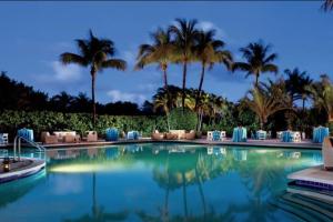 迈阿密Stunning Studio Apartment Located at the Ritz Carlton-Key Biscayne的一座棕榈树环绕的游泳池