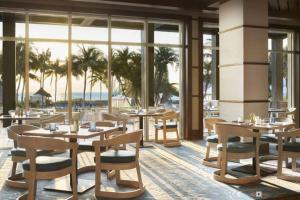 迈阿密Stunning Studio Apartment Located at the Ritz Carlton-Key Biscayne的餐厅设有桌椅和窗户。