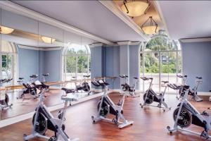 迈阿密Stunning Studio Apartment Located at the Ritz Carlton-Key Biscayne的健身房设有跑步机和椭圆机