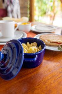 卡拉伊瓦Pousada NÔ Caraíva的木桌上的蓝色碗食物
