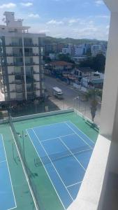 通苏帕Departamento amoblado en Tonsupa Diamond Beach的一座大楼顶部的网球场
