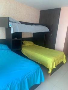 通苏帕Departamento amoblado en Tonsupa Diamond Beach的一间卧室配有两张床和一张双层床。