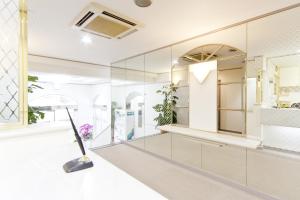 东京东新宿酒店的一间设有镜子和灯的房间