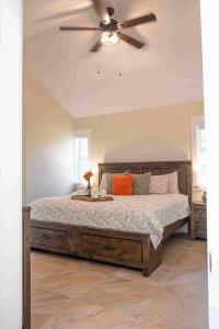 基洛纳Kelowna Bed & Breakfast - CHATHAM HOUSE的一间卧室配有一张带吊扇的床