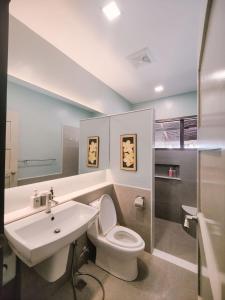 卢纳将军城Kaimana Resort Siargao的浴室配有白色卫生间和盥洗盆。
