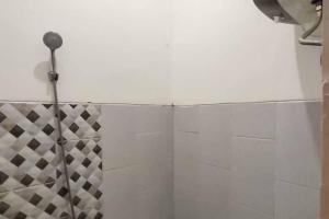 Sukawana Guest House Mitra RedDoorz的浴室内配有淋浴帘。