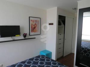 利马Temporal Apartment的一间卧室配有一张床,墙上配有电视