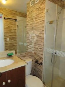 利马Temporal Apartment的带淋浴、卫生间和盥洗盆的浴室
