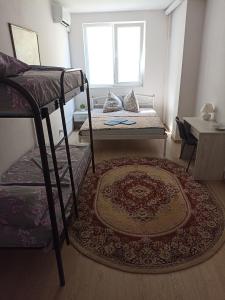 乌日霍罗德Gelena的卧室配有两张双层床和地毯。