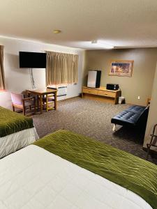 ArlingtonArlington Inn的酒店客房设有床和客厅。