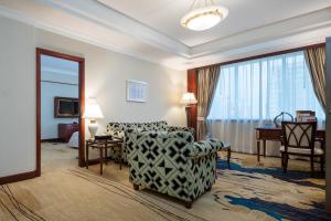 东莞东莞嘉华大酒店的客厅配有沙发和椅子
