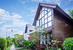 克罗柏坎Villa Atra Bambulogy by Nagisa Bali的房屋的一侧设有大窗户