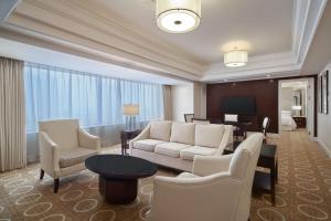 西安西安喜来登大酒店的客厅配有沙发、椅子和桌子