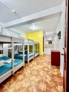 长滩岛温迪公寓酒店的一间设有四张双层床的客房
