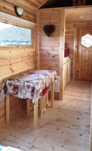 DarneyWhite wood tiny house的小木屋内带桌子的房间