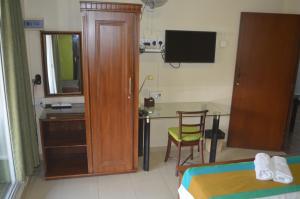KelaniyaParamount Residence 3的一间卧室配有一张床和一张桌子