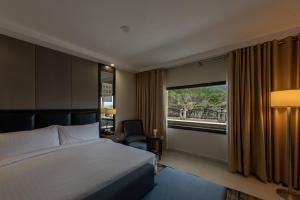 罕萨PC Legacy Hunza的酒店客房设有床和窗户。