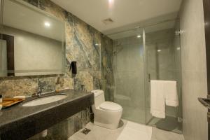 罕萨PC Legacy Hunza的浴室配有卫生间、盥洗盆和淋浴。