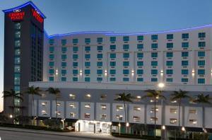 劳德代尔堡Crowne Plaza Hotel & Resorts Fort Lauderdale Airport/ Cruise, an IHG Hotel的夜幕 ⁇ 染全美酒店