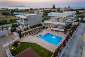 赫索尼索斯Villa Sophia-Elpis的享有带游泳池的房屋的空中景致