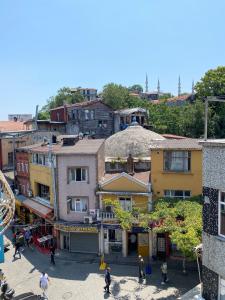 伊斯坦布尔Ferah Otel的一群人走在一座有建筑物的城市周围