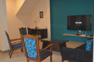 PeliyagodaParamount Residence - 7的客厅配有电视和桌椅