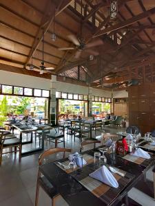 巴旺Marand Beach Resort的餐厅内带桌椅的用餐室