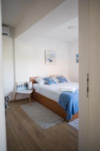 斯顿Apartments Diva的一间卧室设有一张床和白色的墙壁