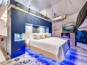 Lago VistaUdoscape Eco-Glamping Resorts的帐篷内一间卧室,配有一张大床