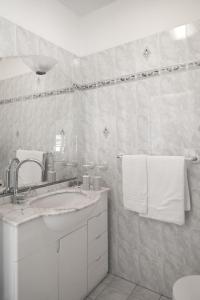 韦内雷港Villa San Pietro的白色的浴室设有水槽和镜子