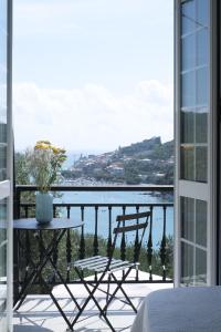 韦内雷港Villa San Pietro的阳台配有桌子,享有水景