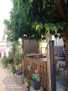 Saint-Seurin-de-CursacL'Estuaire的木栅,有盆栽和树