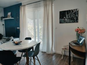 默克斯卡Apartment Marlena的客厅配有桌椅和窗户。