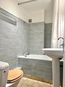 巴黎[New] Cozy studio Center of PARIS / Bourse的浴室配有卫生间、盥洗盆和浴缸。