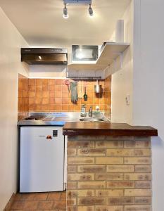 巴黎[New] Cozy studio Center of PARIS / Bourse的厨房配有水槽和白色冰箱