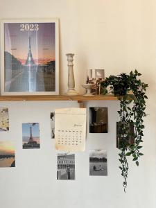 巴黎[New] Cozy studio Center of PARIS / Bourse的一面墙,上面有日历和艾菲尔铁塔的照片