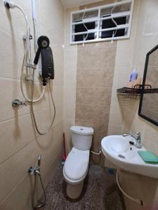 JeliHomestay Jeli - Cattleya Inn Muslim的带淋浴、卫生间和盥洗盆的浴室