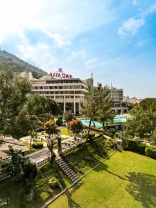 伊兹密尔伊兹密尔卡亚温泉&会议中心酒店的一座大型建筑,前面有一个公园