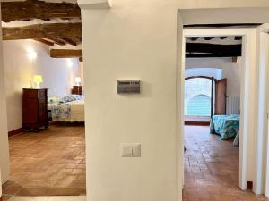 锡耶纳Franciosa Lodge - Cattedrale的一间设有两张床的客房和一个带卧室的走廊