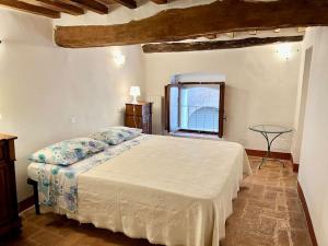 锡耶纳Franciosa Lodge - Cattedrale的一间卧室设有一张床和一个窗口