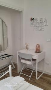 塔兰托B&B Casa Alinella, Happy and Sustainable Hospitality的一间设有白色书桌和镜子的客房
