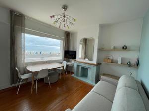 滨海卡约Appartement la capitainerie的客厅配有沙发和桌子