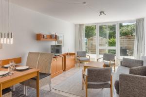 海利根港Apartment 5 - Maisonette的客厅配有桌椅