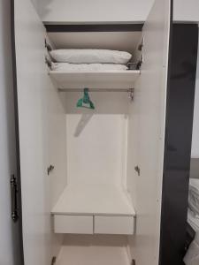 大山脚Cozy Studio 3pax, Menara Sentral by VL HOME的一个小白色衣柜,里面配有一张床
