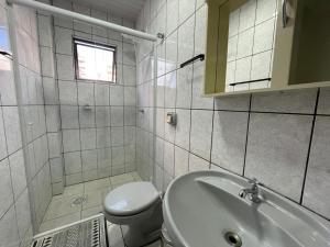 巴拉奈里奥-坎布里乌Aconchegante apartamento no centro em Balneário Camboriú SC的白色的浴室设有水槽和卫生间。