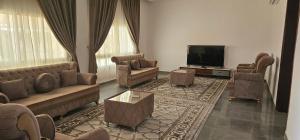 塞拉莱Luxury Garden Villas Complex的带沙发和平面电视的客厅