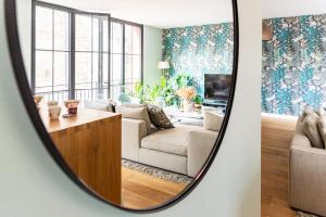 第戎LE BOSTON - Hypercentre - 150 M 2- 7 Guest的镜子反射着客厅的沙发